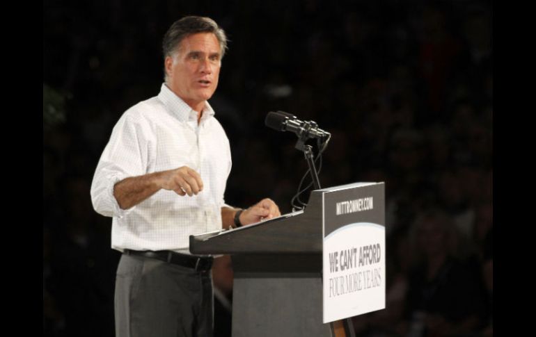 El sondeo muestra que la cantidad de votantes que Obama y Romney disputan se está reduciendo. AP  /