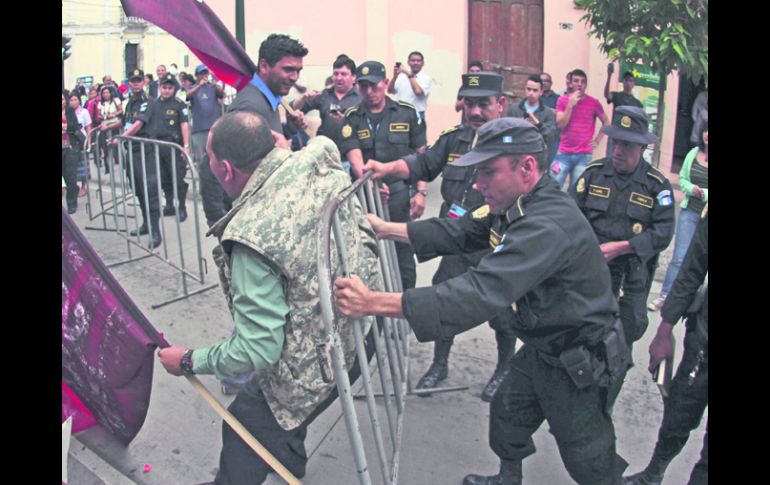 Las corporaciones policiacas de Guatemala pasan por el proceso de limpieza para tener cuerpos de seguridad confiables. REUTERS  /