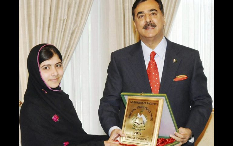 Malala Yousafzi (i), la joven paquistaní que obtuvo reconocimiento internacional por defender la educación de niñas. EFE  /
