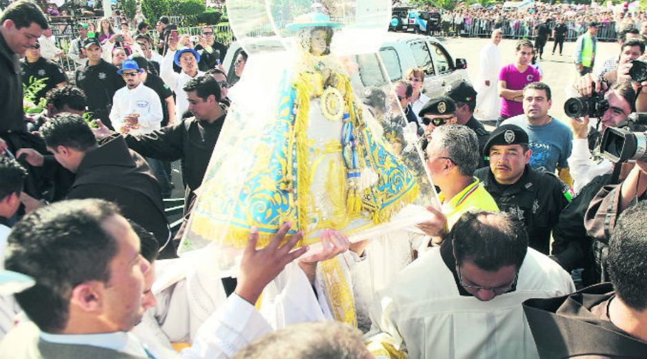 Una multitud, estimada en dos millones de personas por la Policía de Guadalajara y Protección Civil, acompañaron a Virgen de Zapopan.  /