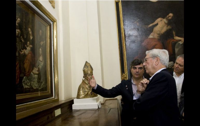 El premio Nobel de Literatura Mario Vargas Llosa (d) visita la Colegiata de Toro en Zamora, España. EFE  /