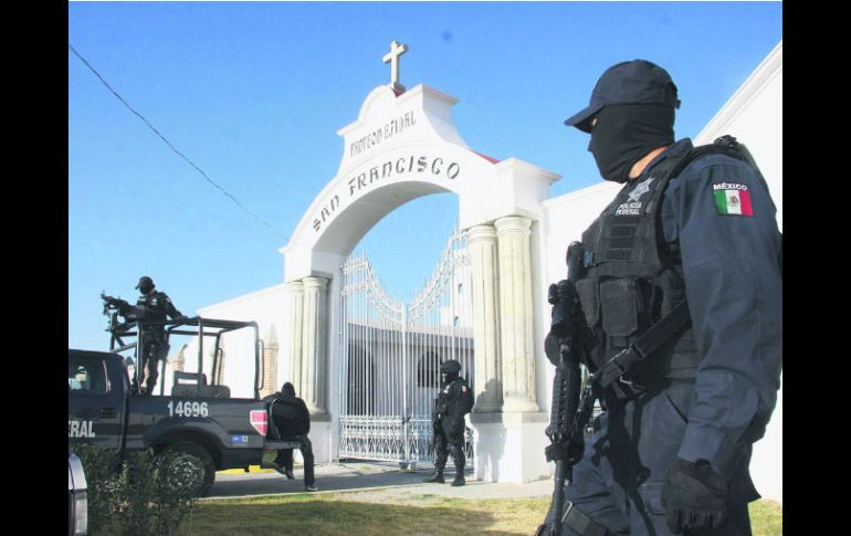 Policías federales, militares y agentes municipales resguardan la entrada y el interior del Panteón San Francisco, en Pachuca. NTX  /