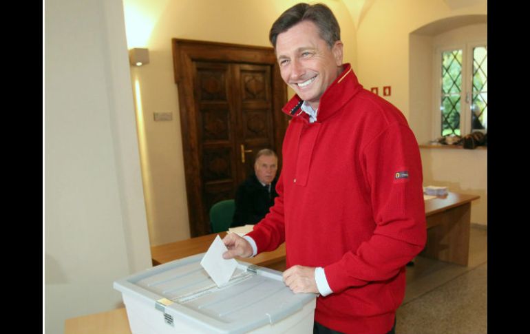 El candidato y ex primer ministro Borut Pahor emite su voto durante la primera ronda de las elecciones en Eslovenia. EFE  /