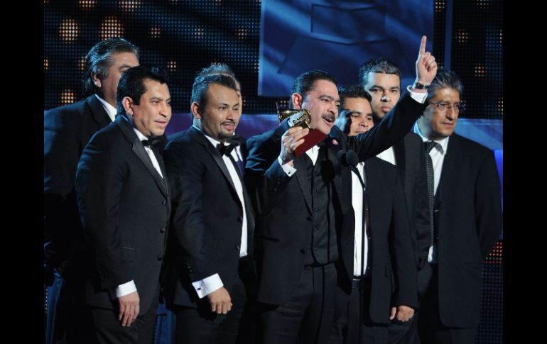 Los integrantes de la agrupación junto con su líder Mario Quintero orgullosos de México. AP  /