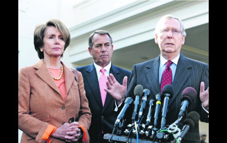 Déficit, el tema. Harry Reid, acompañado de John Bohener y Nancy Pelosi, dialoga con los periodistas. AP  /