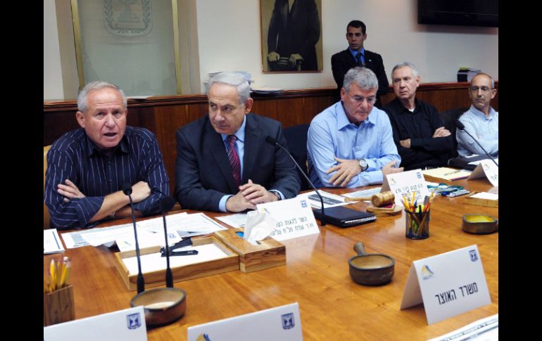 Benjamin Netanyahu (2 i), asegura que tiene a miles de soldados a lo largo de la frontera con Gaza. EFE  /