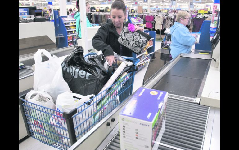 Alto consumo. Los estadounidenses se volcaron a las tiendas con motivo de las fiestas navideñas. AP  /