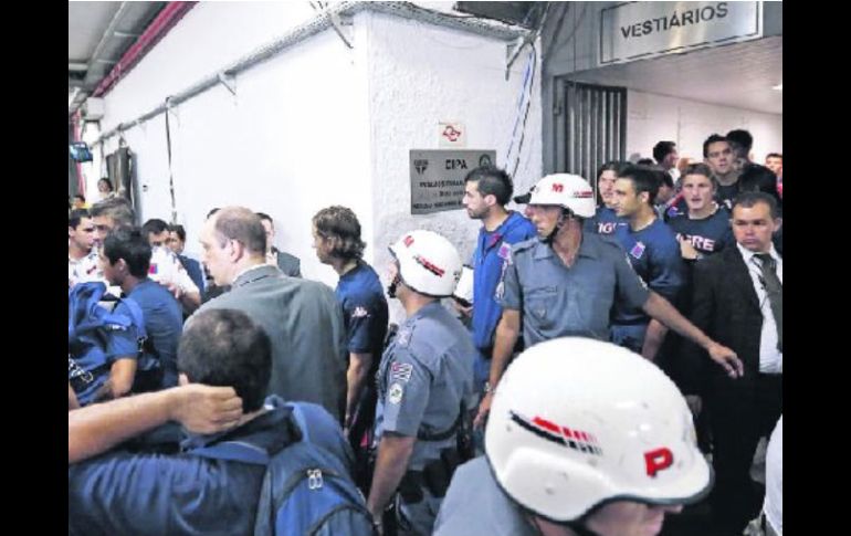 Los jugadores de Tigre, que dicen fueron atacados por la Policía en el medio tiempo, fueron custodiados a su salida del estadio. AFP  /