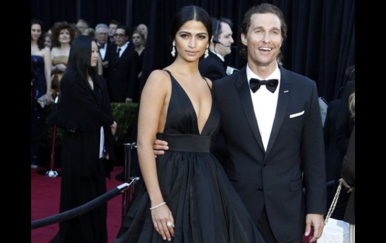 El actor Matthew McConaughey y su esposa, la modelo Camila Alves tiene más de cinco años de relación sentimental. ARCHIVO  /