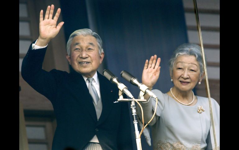 El emperador Akihito (izda) y la empreatriz Michiko (dcha) saludan a los asistentes durante la ceremonia de Año Nuevo. EFE  /