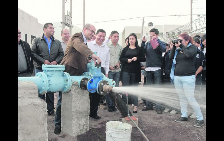El alcalde de Tlajomulco, Ismael del Toro, inauguró la construcción de interconexión de la red de agua el pasado noviembre. ESPECIAL /
