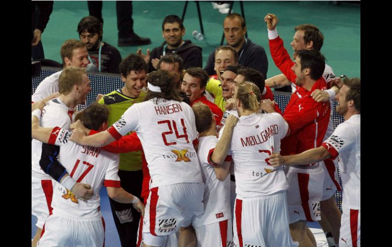 Los jugadores de la selección de Dinamarca celebran su victoria sobre la selección de Croacia. EFE /