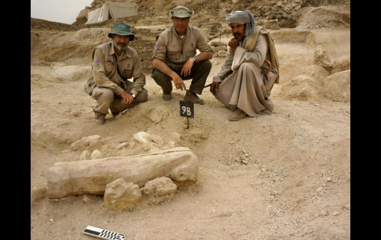 Foto del Ministerio de Estado egipcio para las Antigüedades del hallazgo del ataúd de un niño de hace unos tres mil 550 años. EFE /