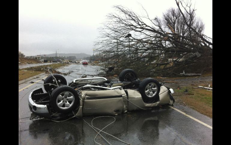 Las tormentas dejan cientos de autos volcados. AP /