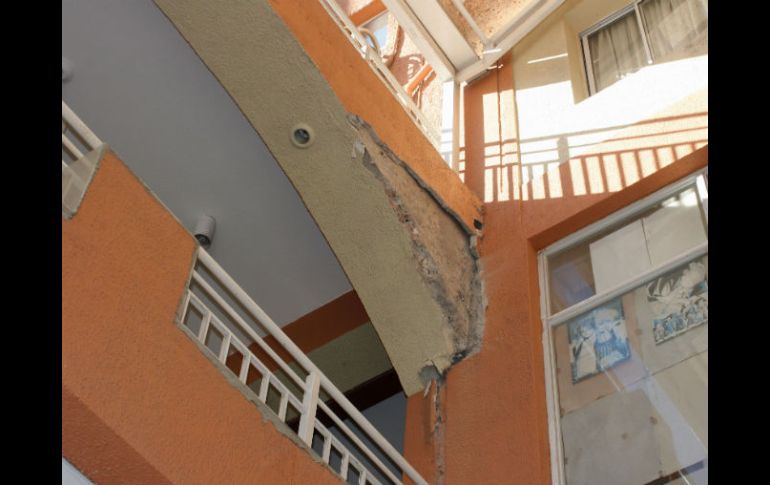 El hospital de la ciudad y otros edificios sufren daños en sus estructuras. XINHUA /