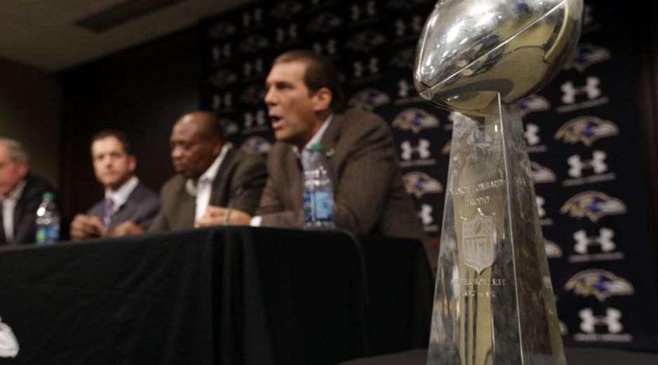 El trofeo Vince Lombardi junto a los dirigentes de los Cuervos de Baltimore en una rueda de prensa. AP /