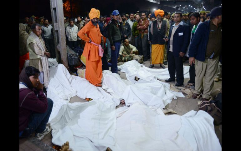 Autoridades de la India en medio de algunos de los viajeros que perdieron la vida. AFP /
