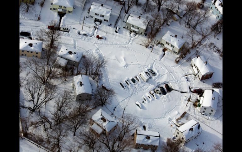 Un tranquilo vecindario cercano a New Haven, Connecticut, amaneció cubierto de nieve. AP /