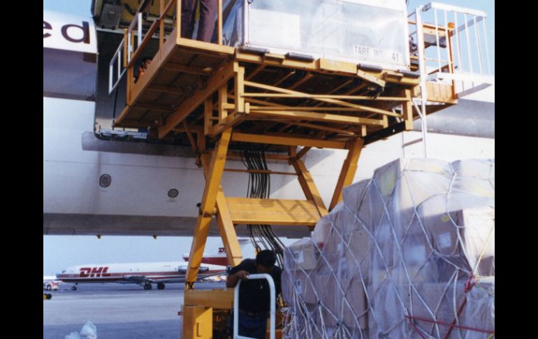 Se espera que los vuelos cargueros incrementen la producción muebleja de Jalisco. ARCHIVO /