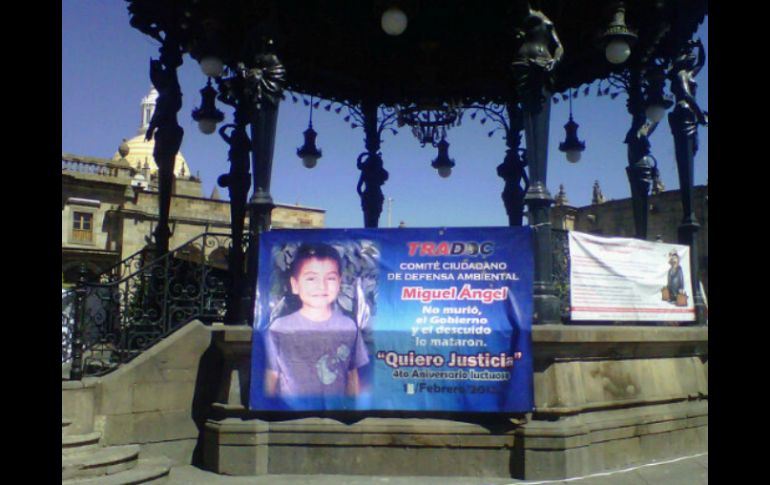 Un cartel en Plaza de Arma recuerda al niño Miguel Angel, que murió después de presuntamente caer al Río Santiago.  /