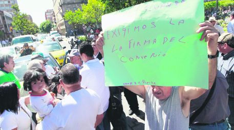 El organizador de la manifestación, Raúl Muñoz, atribuye el fallecimiento de 316 personas a la contaminación del río. EL INFORMADOR /