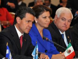 Peña Nieto habla en conferencia de prensa, al lado de Laura Chinchilla, de Costa Rica, y Ricardo Martinelli, de Panamá. AFP /