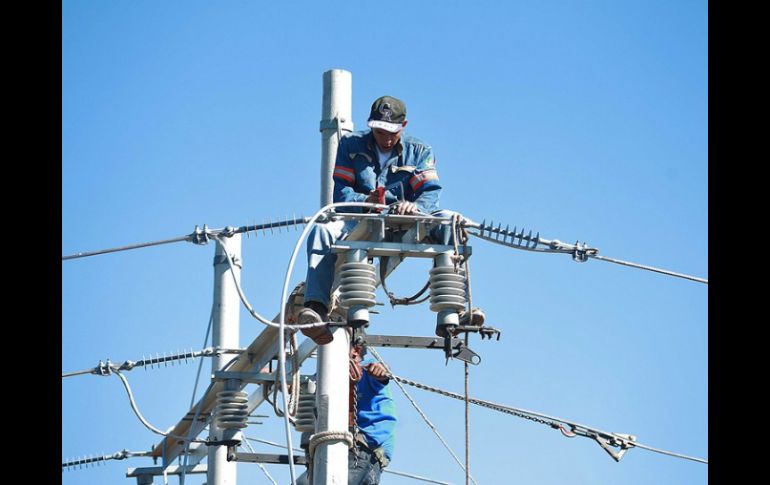 Cuadrillas de la CFE ya trabajan en el lugar para restablecer el servicio eléctrico. ARCHIVO /