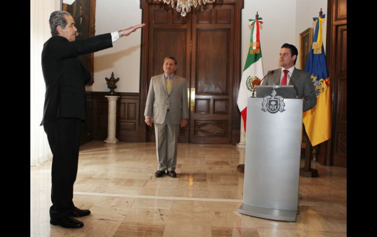Ramos Flores (i), junto a Arturo Zamora (c) y el gobernador Aristóteles Sandoval (d).  /