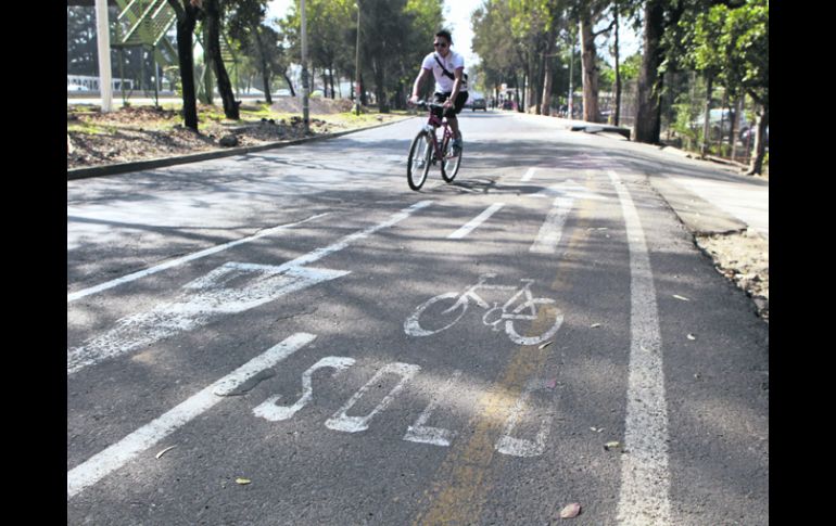 La ciclovía de Periférico entre Federalismo y Belenes es un ejemplo de la falta de atención a esta infraestructura urbana. EL INFORMADOR /