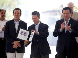 Enrique Peña Nieto en compañía de Miguel Ángel Osorio Chong canceló el timbre postal conmemorativo. NTX /