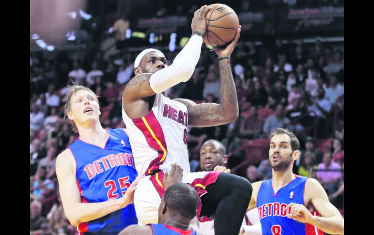 LeBron James permanece en estado de gracia frente al aro, al igual que el resto de sus compañeros del Heat de Miami. AP /