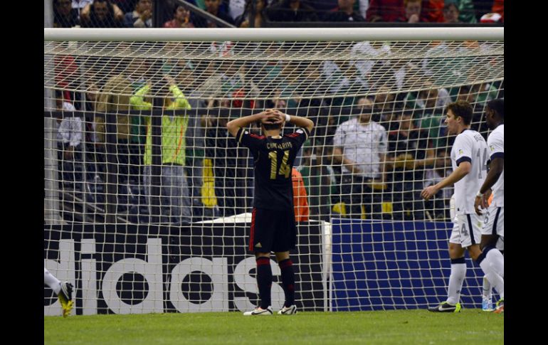Javier 'Chicharito' Hernández lamenta una falla durante el partido. AFP /