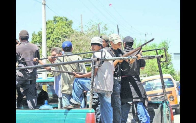 Integrantes de la autodefensa irrumpieron en la cabecera municipal de Juan R. Escudero para retener al director de Seguridad Pública. NTX /