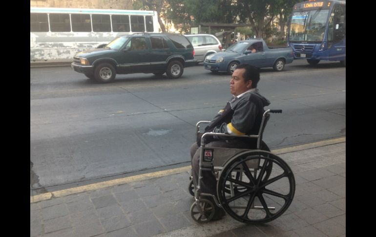 Antonio Méndez Cruz estuvo 40 minutos esperando a que un camión con rampa le brindara el servicio de transporte público.  /