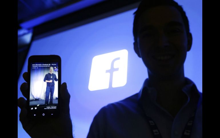 Con Home, Facebook se inserta entre los usuarios y Google, canalizándolos hacia los propios avisos y servicios de la red social. AP /