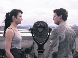 Olga Kurylenko y Tom Cruise protagonizan la historia que se ubica en el año 2077. ESPECIAL /