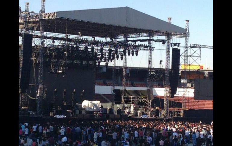 El estadio de la Universidad Autónoma de Guadalajara, a la espera de que arranque el concierto de The Killers. ESPECIAL /