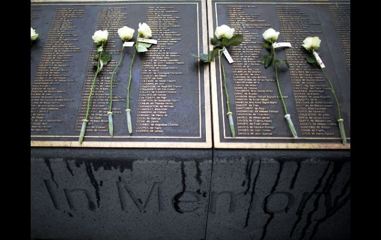 En el centro de Belfast, rosas blancas reposan sobre el monumento en recuerdo a las víctimas del hundimiento. AP /