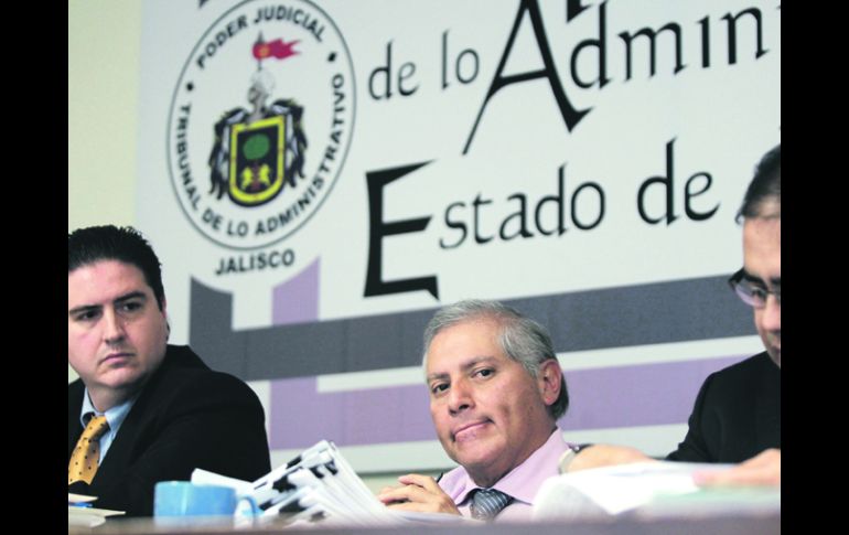 Tres de los magistrados del tribunal, en sesión. Al centro, el actual presidente del organismo, Armando García Estrada. EL INFORMADOR /