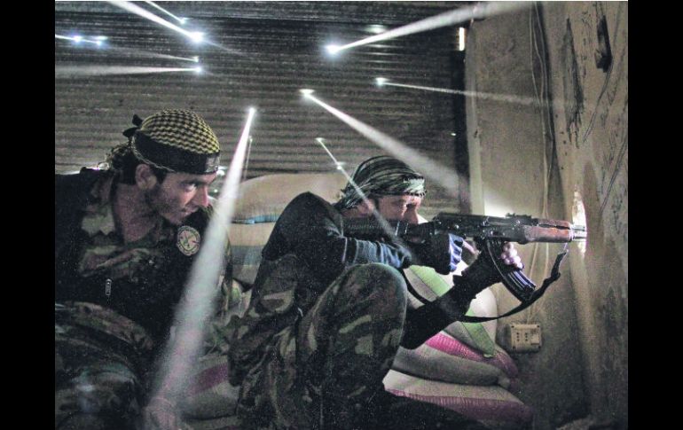 Javier Manzano  ganó el premio a ''Mejor fotografía'' por esta imagen que muestra a dos milicianos sirios haciendo guardia. AFP /
