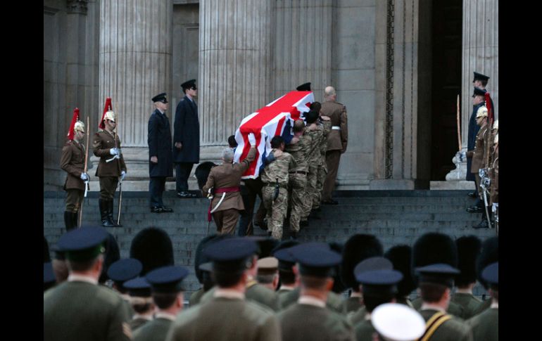 Soldados británicos cargan un ataúd como parte del ensayo del funeral de Margaret Thatcher. AFP /