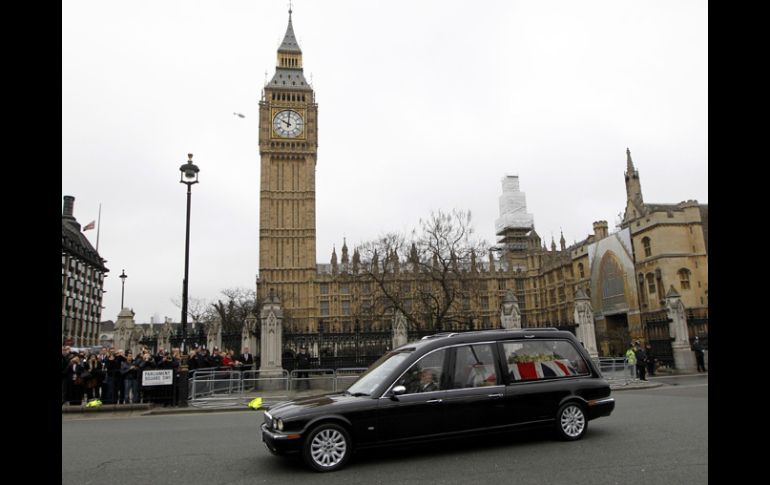 Los restos mortales de Margaret Thatcher durante el recorrido por las principales calles del centro de Londres. AFP /