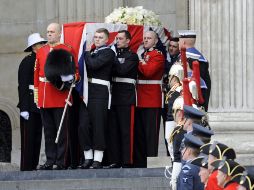Varios oficiales cargan a hombros el ataúd de la ex primera ministra británica, Margaret Thatcher. EFE /