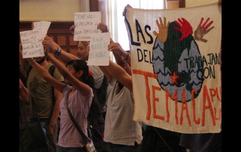 Habitantes de Temacapulín irrumpen en la sesión del Ayuntamiento tapatío.  /