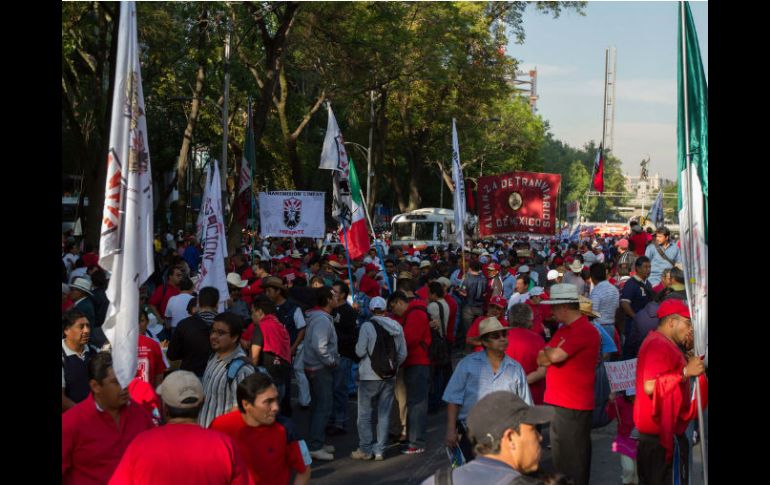 Contingentes de trabajadores marchan a la plaza de la Constitución. NTX /