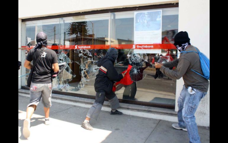 Un grupo de jóvenes ataca un banco en medio de las marchas por el Día del Trabajo. NTX /