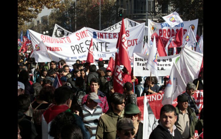 Miles de chilenos salen a las calles para conmemorar el Día Internacional del Trabajo. EFE /