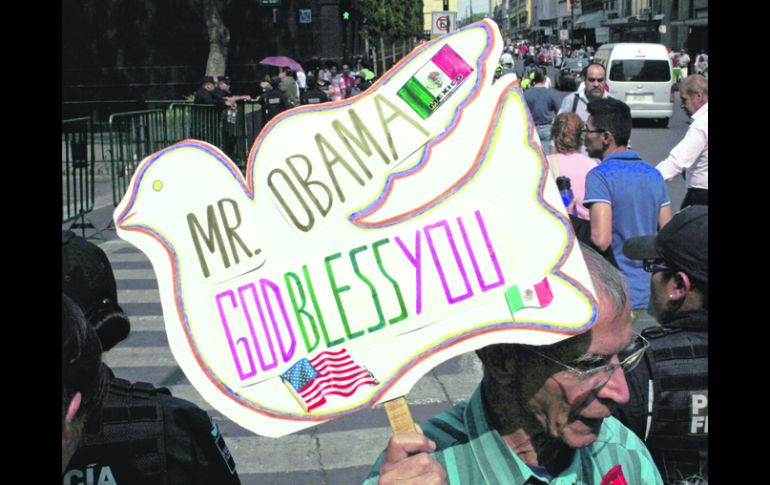 APOYO. Un ciudadano muestra una pancarta de apoyo al presidente estadounidense, quien está de visita oficial en el país. AFP /