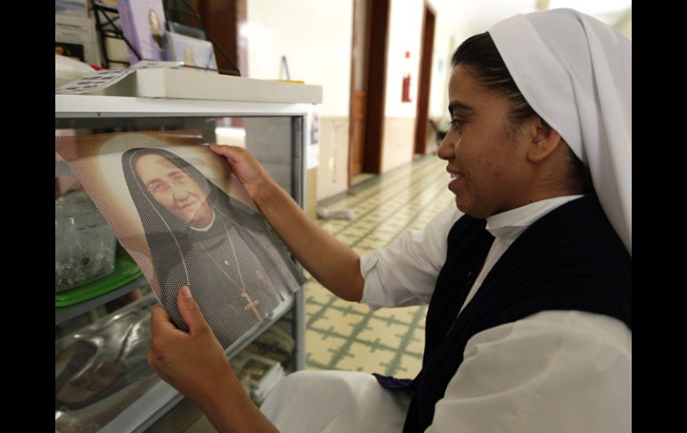 Una religiosa sostiene una imagen de la Madre Lupita hospital Santa Margarita. EFE /