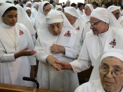 Religiosas acuden a la misa oficiada en honor a la Madre Lupita. EFE /